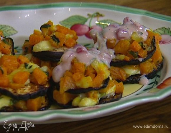 Башенки вынуть из духовки и слегка остудить, затем полить соусом и присыпать оставшейся мятой.