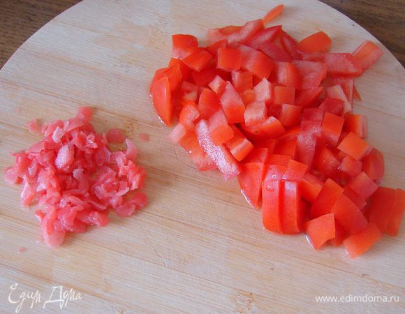 Предварительно отварить рис и остудить.
Мелко нарубить имбирь и порезать кубиками помидор