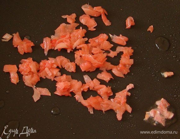 На растительном масле слегка обжарить имбирь.