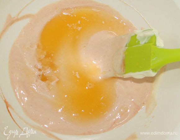 В миску выложить майонез и кетчуп. Затем выжать сок апельсина, хорошо перемешать соус.