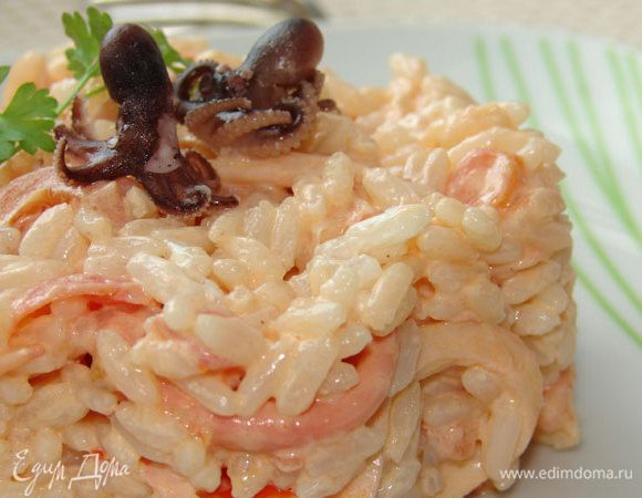 Заправить рис подготовленным соусом, аккуратно смешать с морским коктейлем. При подаче можно украсить осьминожками.