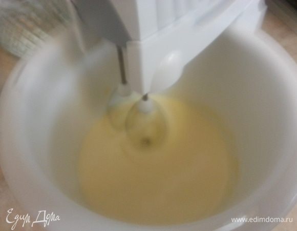 Взбиваем миксером яйца с сахарной пудрой до бела. 