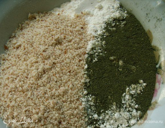  Муку смешиваем с измельченными орехами и чаем.