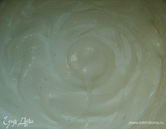  Белки взбиваем в пену, добавляем 80 г сахара и взбиваем до крепких пиков.