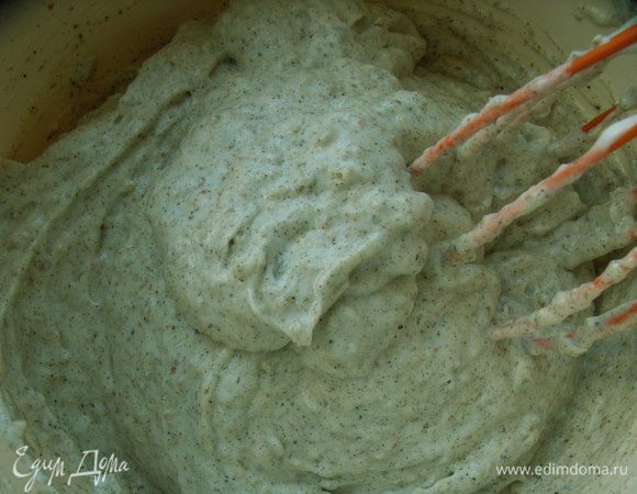  В мучную смесь аккуратно подмешиваем белки.