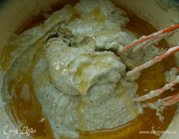  Добавляем масло и снова аккуратно размешиваем.