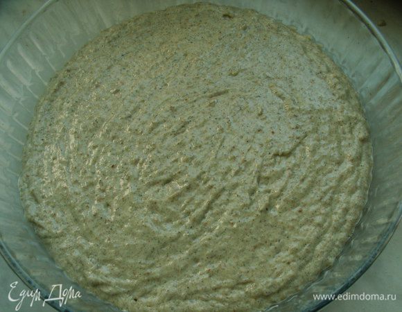  Духовку разогреваем на 170 С. Тесто выливаем в форму, смазанную маслом и ставим в духовку. Корж выпекаем 25 минут (ориентируйтесь по своей духовке).