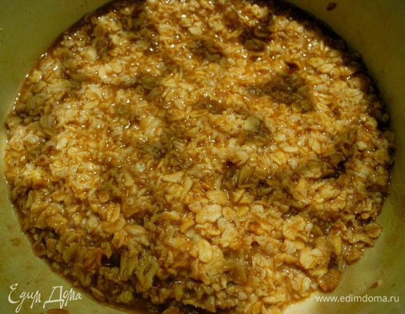 Итак, начинаем. 
Вскипятим 350 г воды, зальем кипятком овсяные хлопья. Можно это делать в посуде для замеса сразу, если емкость металлическая или эмалированная. Я иногда завариваю в кастрюльке, а потом, когда хлопья остынут, перекладываю их в пластмассовую миску.