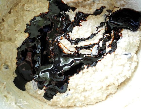 Добавляем солод, перемешиваем снова.
