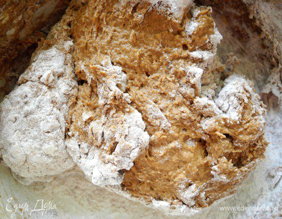 Затем понемногу добавляем просеянную муку (я купила удобную кружку для этой цели,  с ее помощью очень удобно просеивать муку) и размешиваем деревянной ложкой. Так, постепенно, добавляем всю муку. В конце смесь будет достаточно мягкой, но мешать ложкой будет уже сложновато.