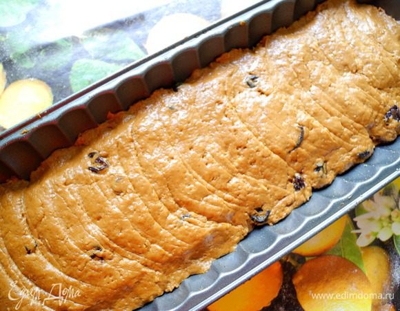 Форму для хлеба (у меня это форма с антипригарным покрытием для выпечки хлеба или силиконовая форма для кекса) смазываем оливковым маслом, выкладываем туда нашу хлебную массу, сверху разравниваем ладошкой, смазанной оливковым маслом. 
Можно сверху посыпать разными посыпками, в тесто добавлять разные специи, семечки, все, что вам нравится.
Накрываем салфеткой и оставляем походить 40-45 мин, до увеличения массы в 2-2,5 раза.