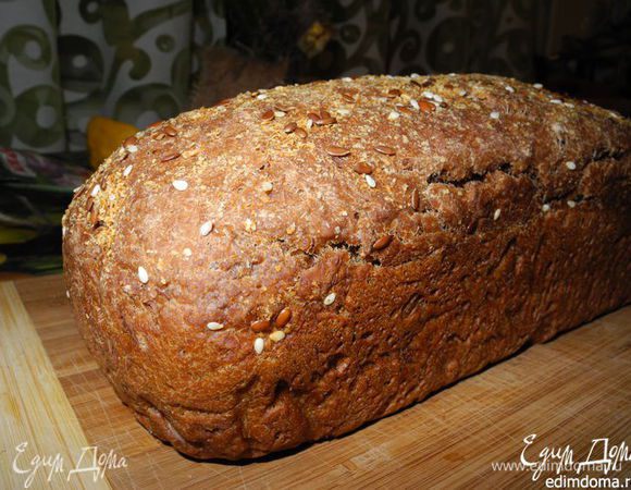 Духовку разогреваем до 180 гр. и выпекаем хлеб в течение 45-50 мин. 
Можно проверить лучинкой, но я заметила, что этого времени вполне хватает для выпечки. И, всё же, ориентируйтесь на свои духовки, у кого-то это будет "+" , "-" 10 мин. 
