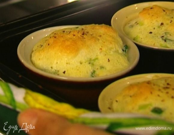 Поместить формочки в глубокий противень, наполовину заполненный водой, и поставить в разогретую духовку на 10–12 минут.
Подавать суфле горячим.
