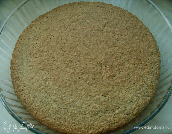  Готовому коржу даём полностью остыть. 