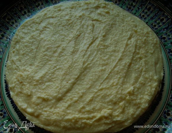  Сметану смешиваем с 3 ложками сахара или взбиваем сливки с сахаром. Покрываем корж кремом.