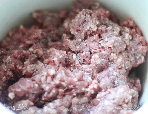 Фарш свинина+говядина я так же перчила, солила. Добавила молотую паприку и масалу. Специи - это всегда на ваше усмотрение.