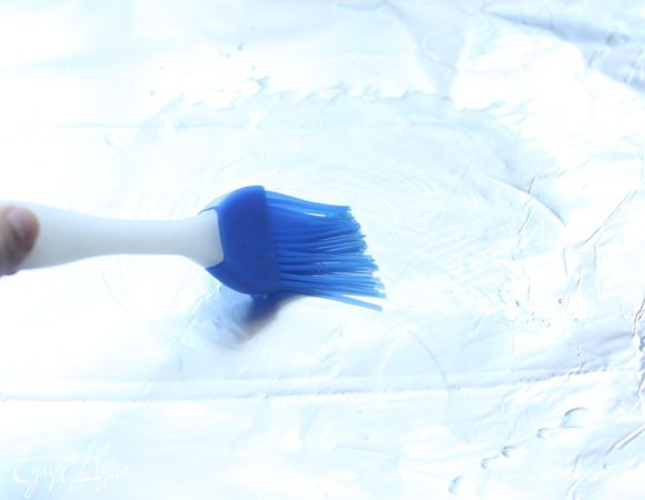 Смазать лист или фольгу маслом.