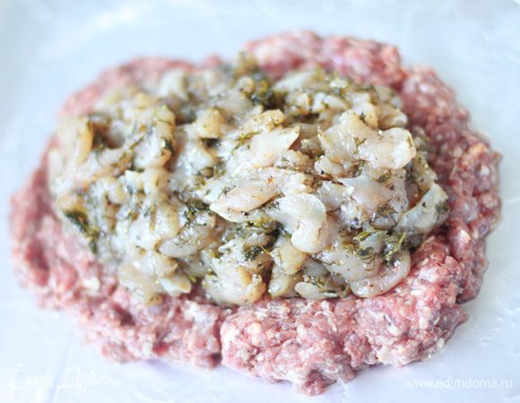 Сверху, по центру, выложить маринованное филе птицы.
Для любителей экспериментов: вы так же можете положить внутрь чернослив и ломтики свежей груши.