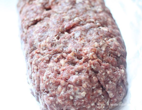 Оставшейся частью фарша закрыть блюдо так, чтобы не оставалось дырочек - иначе весь сок станет вытекать, и рулет будет сухим.