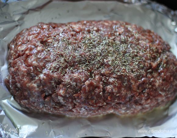 Сверху я посыпала рулет прованскими травами.