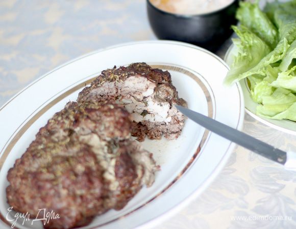 Готовый рулет в разрезе выглядит крайне любопытно. Конечно, такое содержание мяса могло кого-то смутить, но только не мою семью проглотов ;) все остались довольны!