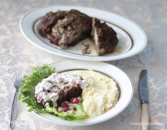 Что касается соуса - в самодельный или покупной майонез или сметану бросаем мелко рубленный болгарский перец, резанные огурчики, давленый чеснок и зелень по вкусу. Можно добавить молотый перец или тобаско - для любителей остренького