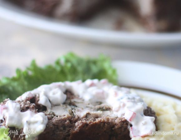 И вот, очень мясной, брутальный рулет для любителей мяса, мяса, и только мяса - готов! :))) Украшайте на ваш вкус. Лучшими гарнирами для такого рулета я считаю: гречку, макароны и картофельное пюре.