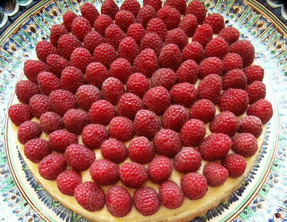  Выкладываем малину или любые другие ягоды. Ставим тарт в холодильник на час. А потом наслаждаемся вместе с любимой семьёй! BON APPETIT!