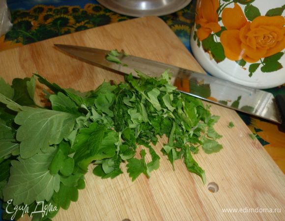 Мяту вымыть, стряхнуть воду, обобрать листики. хотя...веточки тоже ароматные. можно и не обирать. порубить мятку меленько