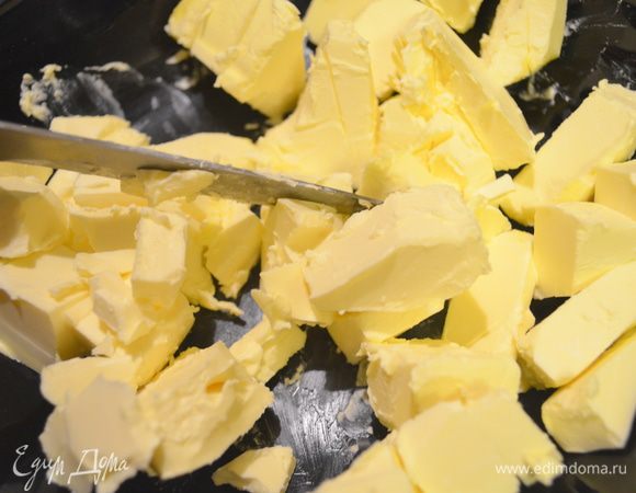 холодное масло нарубить на кусочки 