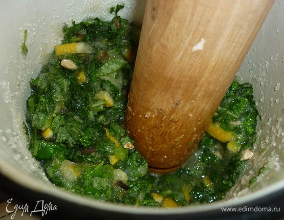 мяту с лимончиком засыпаем сахаром в крепкой емкости. я сложила все в литровую кружку. а теперь нещадно орудуем деревянной толкушкой. выжимая все соки не только из лимона, но и из мятки. если вы сторонник тех.прогресса, попробуйте тоже самое провернуть в кухонном комбайне. но толкушкой душевнее