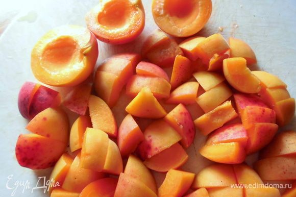 У абрикос удалить косточку, нарезать средними кубиками. Добавить к остальным фруктам.