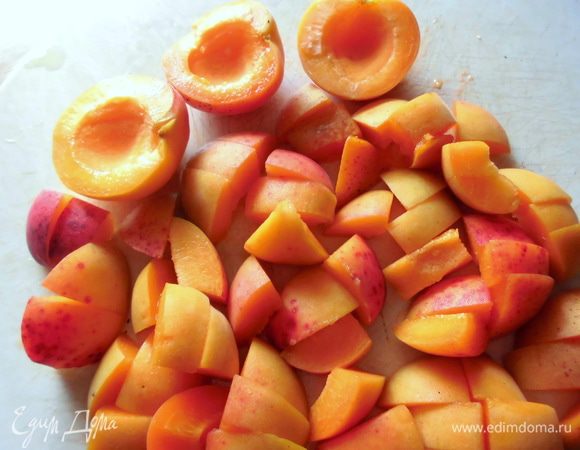 У абрикос удалить косточку, нарезать средними кубиками. Добавить к остальным фруктам.