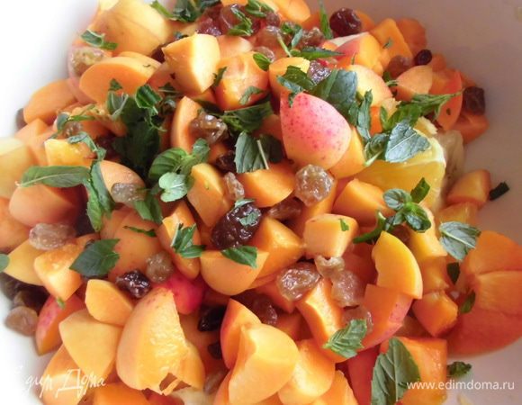 Салат присыпать изюмом и листиками мяты (обязательно порвать руками). Тщательно перемешать и подавать. Очень вкусно, если он немного постоит, тогда он лучше пропитается соками и ароматами! Приятного аппетита!