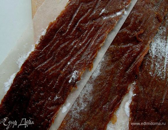 Подсушенную пастилу достать. Лист бумаги для выпечки посыпать сах. пудрой и саму пастилу тоже. Перевернуть пастилу на лист и осторожно снять слой бумаги, на которой она сушилась. Если смазано было хорошо. то отходит прекрасно.Разрезать на полоски. Хранить пересыпав пудрой и прослоив бумагой для выпечки