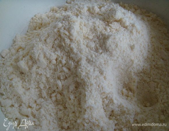 в разъемную форму распределить наше тесто по принципу 1/3 на дно, 1/3 на борта