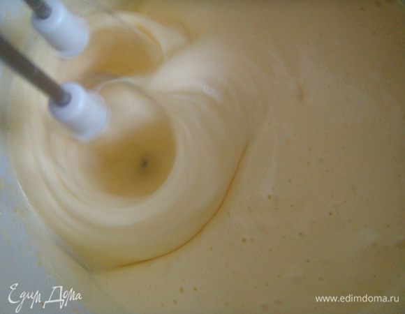 яйца с сахаром взбить в пышную пену, добавить желанию ваниль)