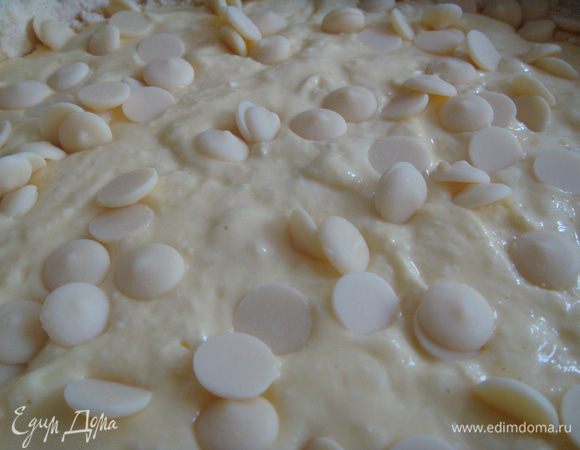 распределить, добавить белый шоколад (у меня таблеточками))