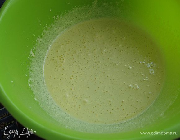 Взбить яйца с сахаром и ванильным экстрактом