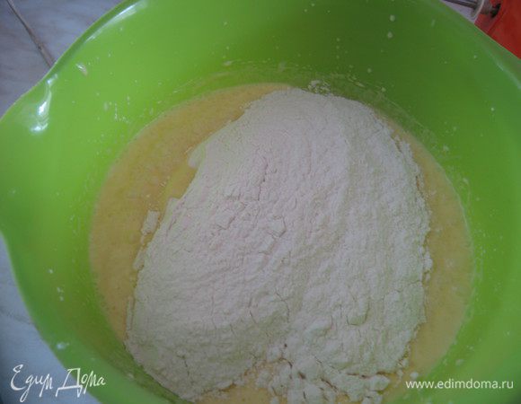 Смешать 2 вида муки, добавить разрыхлитель. Вмешать в сметано-яичную смесь.