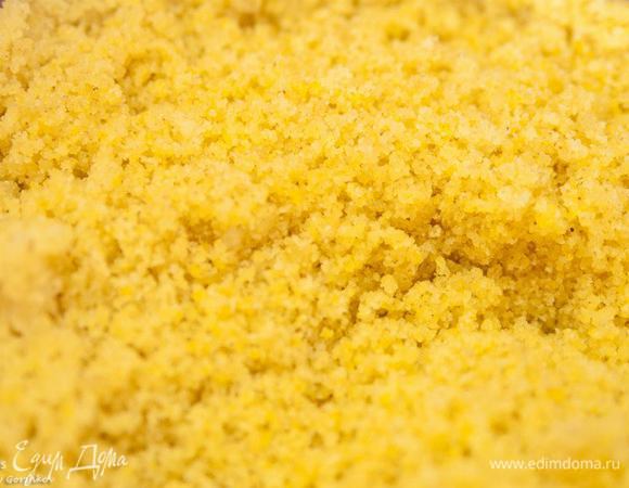 Тем временем готовим начинку. Кускус полить 2 ст.л. масла, перемешать, залить кипятком (объем воды должен быть равен объему крупы), закрыть, оставить на 5 минут, затем разворошить вилкой. (Забыла сделать фото, поэтому вставила фото из интернета).