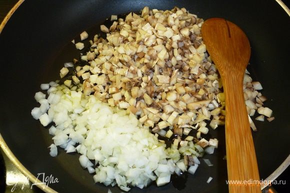 Мелко порезать ножки грибов и лук, обжарить на сковороде с небольшим количеством масла.
