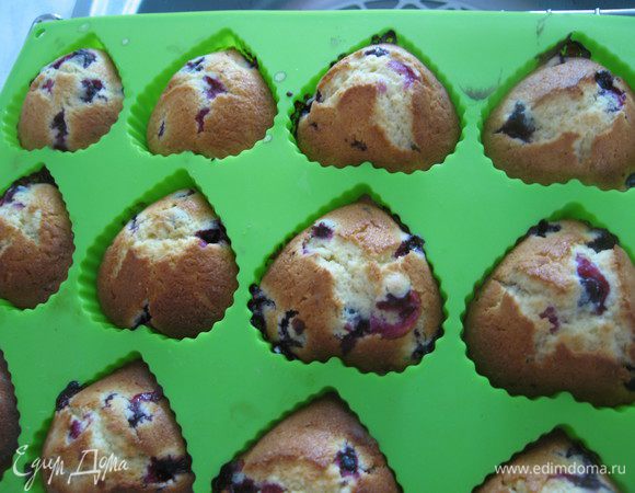 Разложить по формочкам и выпекать 20-25 минут при температуре 190-200 гр.