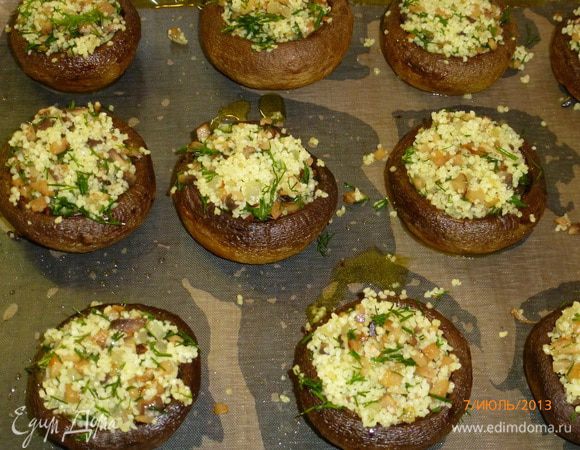 Нафаршировать шампиньоны получившейся смесью, вернуть обратно в духовку, убавив температуру до 180 градусов. Запекать до мягкости шампиньонов примерно 10 минут.