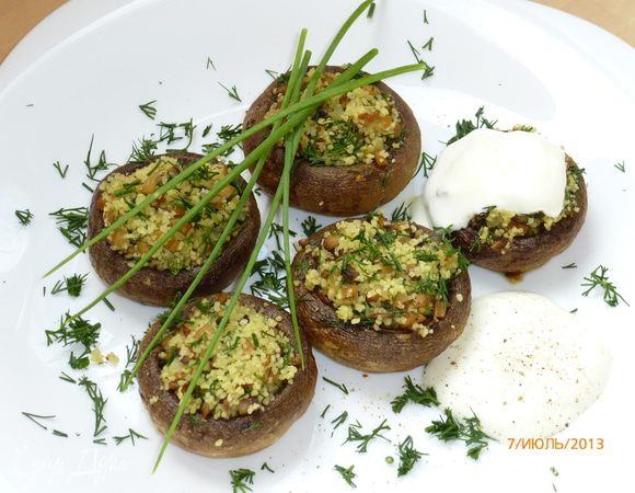 Готовые шампиньоны подавать горячими со сметаной. Приятного аппетита!