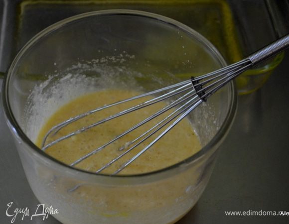 Форму прямоугольную смазать маслом.
Масло растопить и смешать с сахаром, взбить. Добавить яйца и ванильный экстракт и взбить до мягкого состояния.