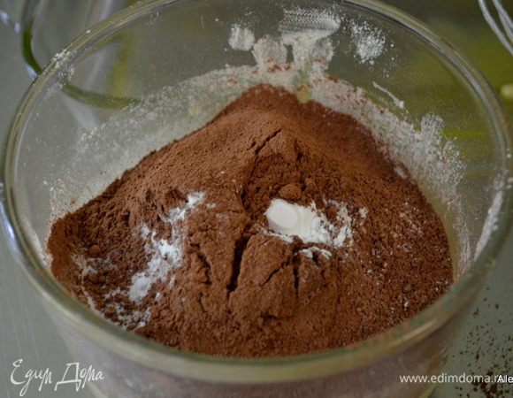 В отдельной емкости просеять муку,добавить какао,разрыхлитель и пищевую соду. Перемешать с масляной смесью.