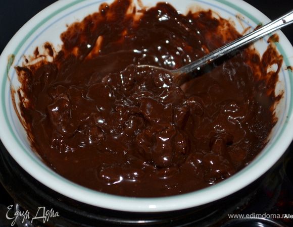 Растопить шоколадные капли на паровой бане. Добавить молоко. Перемешать.
Вылить шоколад растопленный в тесто и перемешать. Добавить подсушенные и измельченные орехи.