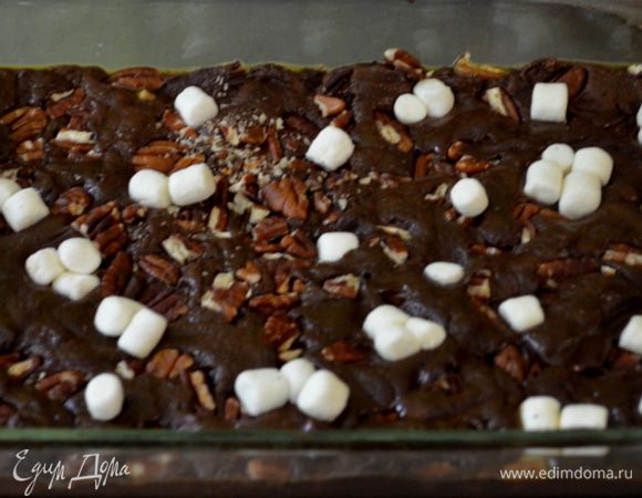 Выложим тесто в приготовленную форму,сверху распределим маршмэллоу, если крупный нарезать кусочками. Поставим в разогретую духовку на 180 гр. на 30-35 мин.