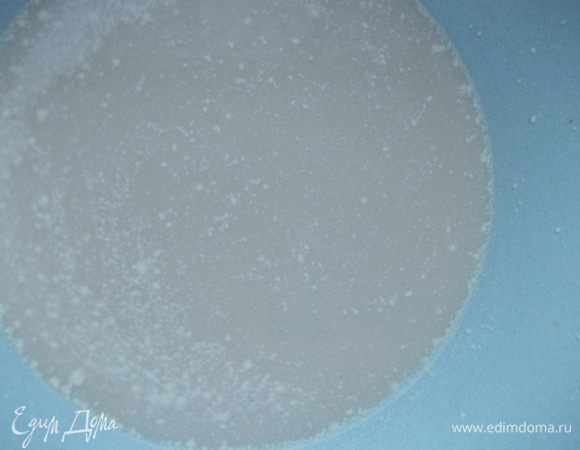 В теплое молоко добавить сахар,дрожжи и ложечку муки. Оставить на 10 минут в теплом месте.